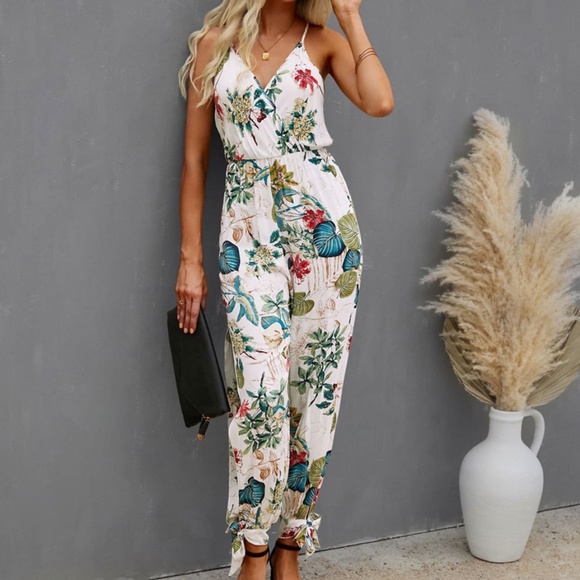 Floral print White v neck pocket cami jumpsuit - Picture 4 of 5